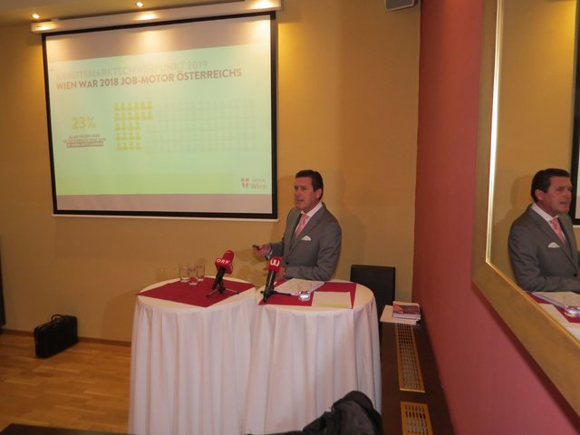 Stadtrat Peter Hanke (SPÖ) freut sich über den Beschäftigungsmotor „Dienstleistungen“ und die Wirtschaftsentwicklung in Wien.