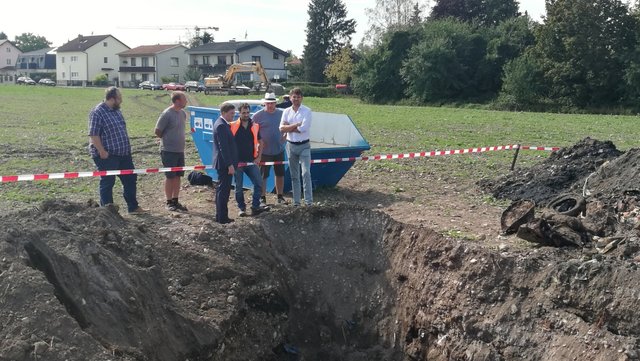 Bürgermeister Rabl und Stadtrat Peter Lehner bei der privaten Probenentnahme.