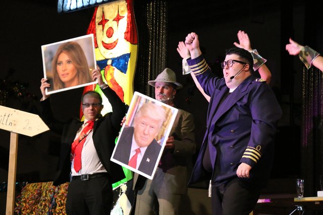 Der Faschingsverein Frankenburg bespricht das Weltgeschehen in seiner Faschingssitzung. | Foto: Maria Rabl