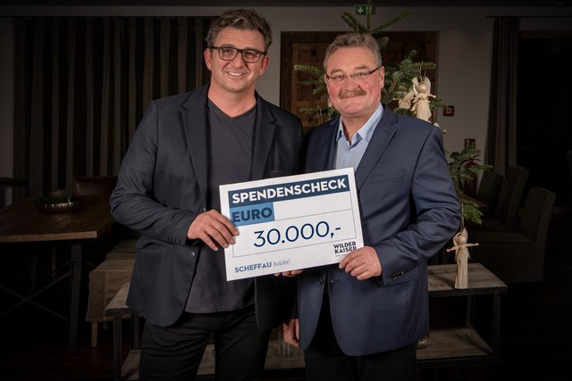 Hans Sigl &amp; Ferry Öllinger mit dem 30.000 EUR Spendenscheck | Foto: GPhoto/Martin Guggenberger