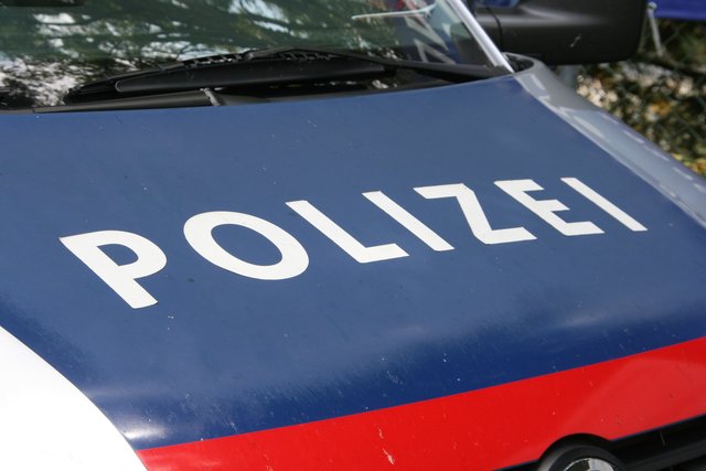 Mit über 2 Promille steckte ein Autofahrer in einem Schneehaufen fest - und schlief.  | Foto: BBL