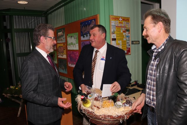 Bgm. Engelbert Huber bekam von "Vize" Gerry Gratzl ein Geschenk für 40 Jahre Gemeindetätigkeit überreicht. | Foto: Cescutti