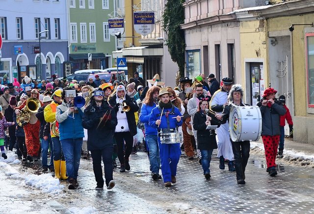 Groß und Klein marschieren am Faschingsonntag vom Kolpinghaus zum Stadtplatz und wieder retour.  | Foto: August Gasselsberger