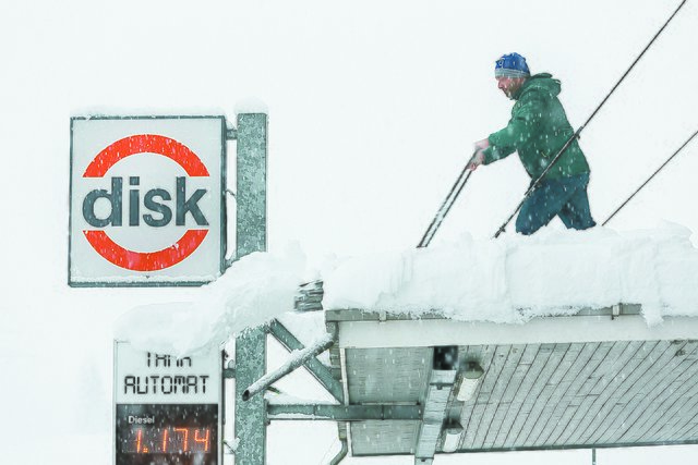 In Dalaas musste das Flachdach einer Tankstelle vom Schnee befreit werden.