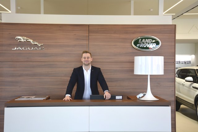 Florian Schirak ist Verkaufsleiter aller im Autohaus Schirak vertretenen Automobilmarken. | Foto: Frings