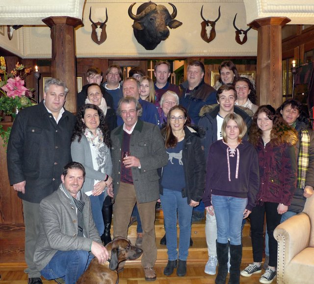  Organisator Stefan Steinacher (vo. links) und die beeindruckten Kinobesucher durften die Gastfreundschaft von Stefan Weinberger (mitte) am Filmset genießen. | Foto: zVg