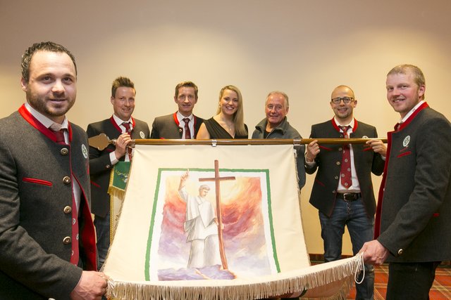  Die vier Fähnriche präsentieren die neue Fahne zusammen mit Ortsstellenleiter Adriano Raffl (3.v.l.), Fahnenpatin Shirley Steinke und Künstler Gerbert Ennemoser (3.v.r.).  Foto: Bergrettung Längenfeld
 | Foto: Bergrettung Längenfeld