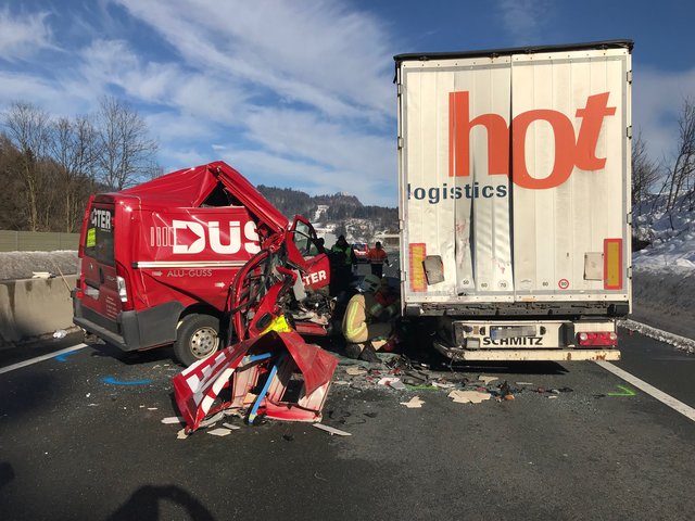 Der deutsche Klein-Lkw wurde beim Anprall auf das Heck des Sattelschleppers massiv zerstört. Der Fahrer wurde schwer verletzt.