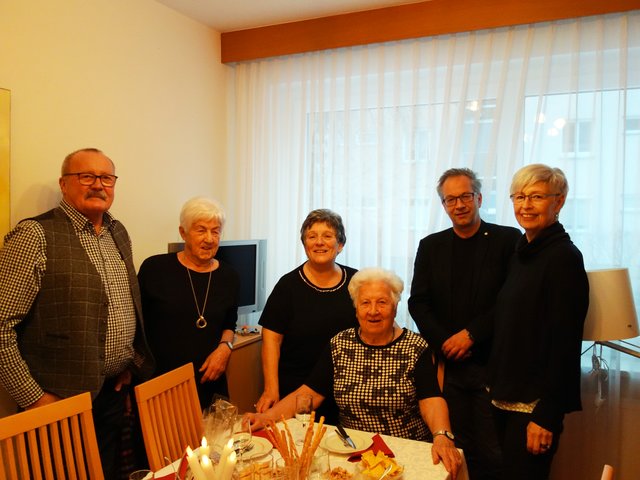 Jubilarin Erna Schwendinger mit ihrer Familie und Bgm. Wolfgang Jörg (2.v.re.). | Foto: Stadtgemeinde Landeck
