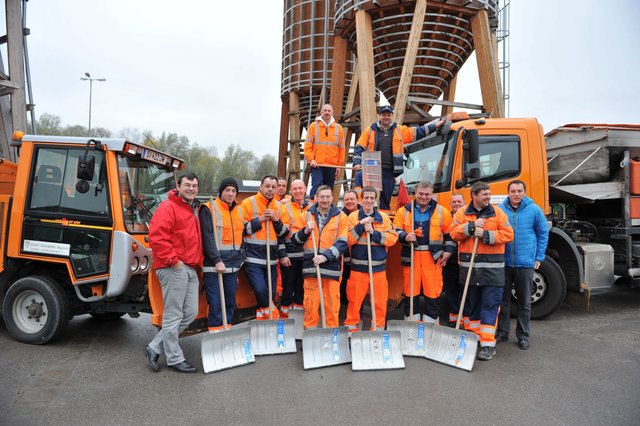 Mit Fuhrpark und Schaufeln war das Team (hier vom Winterdienst) einsatzbereit.