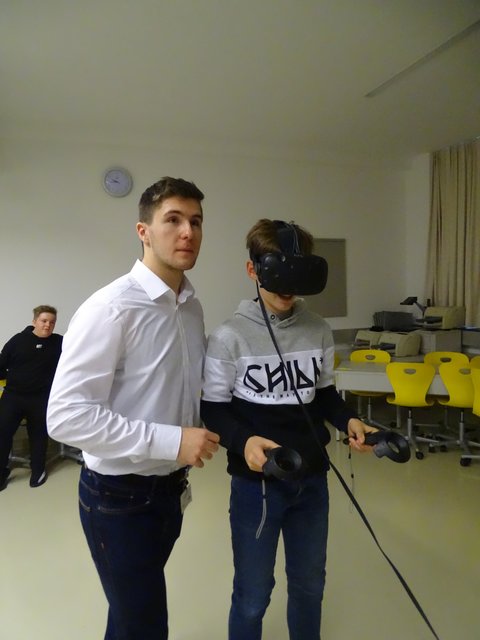 Mit großem Interesse haben die Besucher die Virtual- Reality-Brille ausprobiert.  | Foto: WOCHE