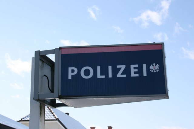 Das Einsatzkommando nahm polizeilich gesuchte Zwillingsbrüder fest. | Foto: Martin Wurglits
