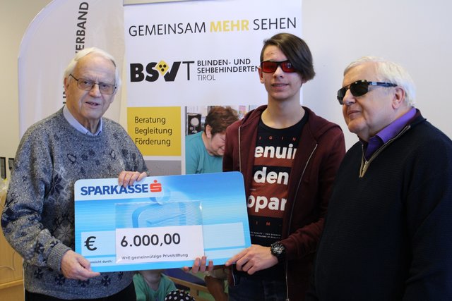 Walter Philipp übergab die Spende der Ebbser "W+E gemeinnützige Privatstiftung" an Lehrling Silvan Schranz und BSVT-Obmann Klaus Guggenberger (v.li.). | Foto: BSVT/Jandrasits