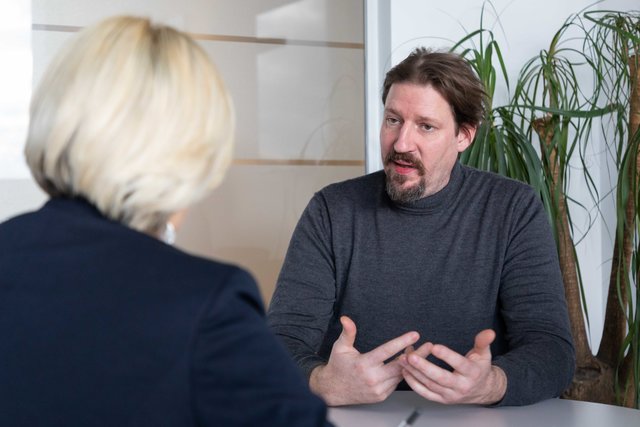 "Mich fasziniert die Arbeit in Brüssel, ich kann mir aber auch gut eine Rückkehr in die steirische Politik vorstellen", meint Thomas Waitz im Gespräch mit der WOCHE. | Foto: Konstantinov