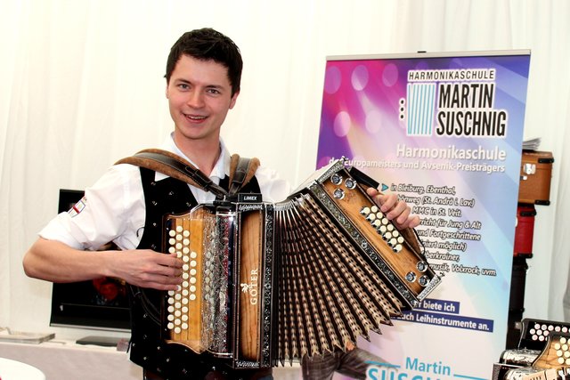 Avsenik-Preisträger Martin Suschnig stellte den Schülern der NMS Bleiburg sein Lieblingsinstrument vor | Foto: KK
