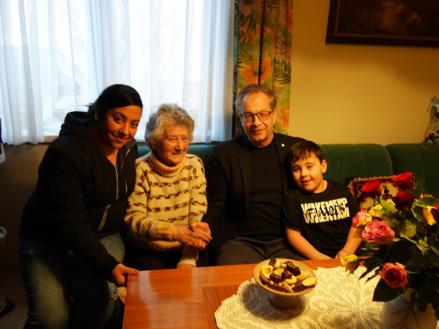 Jubilarin Ilse Birschner mit ihrer  Enkelin, dem Urenkel  und Bgm. Wolfgang Jörg. | Foto: Stadtgemeinde Landeck