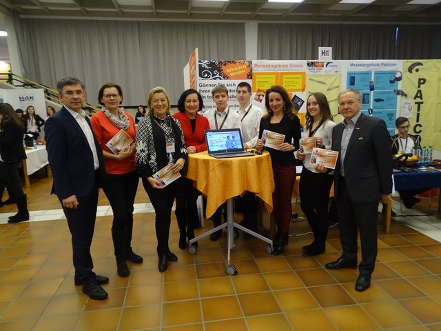 Direktorin Edith Kohlmeier (3.v.l.) unter anderem mit den Ehrengästen der Übungsfirmenmesse.  | Foto: WOCHE