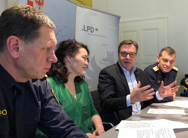 Schnürten ein Kontrollpaket: Markus Widmann, Ingrid Felipe, Günther Platter und Helmut Tomac