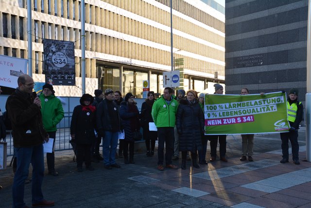 Gegendemo: Helga Krismer von den Grünen NÖ gemeinsam mit der Radlobby NÖ vorm Verhandlungsgebäude in St. Pölten. | Foto: Petra Weichhart