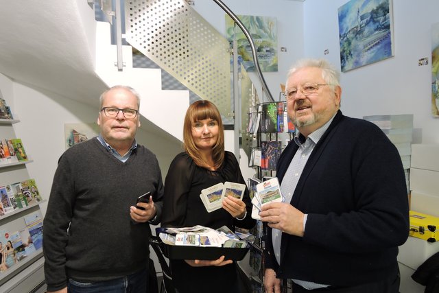 Schärding verwendet als erster österreichischer Tourismusverband Bierdeckel-TV®. Von links: Erich Marschall/Agentur E. Marschall, Bettina Berndorfer (Schärding Tourismus) Manfred Schaurecker (Innschifffahrt Schärding). | Foto: Schärding Tourismus