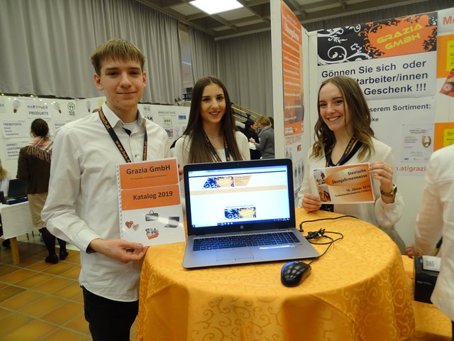 Jakob Schöllauf, Alina Auner und Katharina Gordisch (v.l.) von der Übungsfirma Grazia GmbH.  | Foto: WOCHE