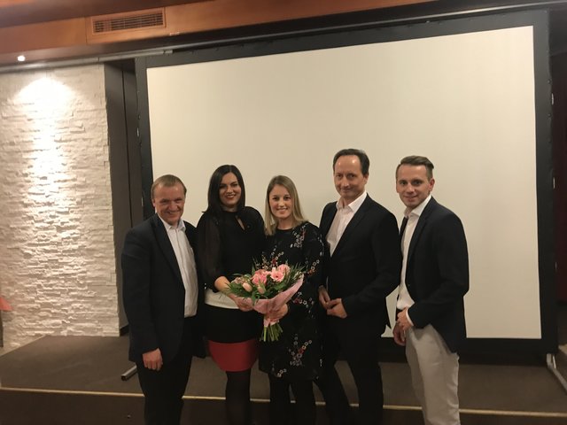 Gratulierten der neuen Stadtparteivorsitzenden Lisa Vogl (mi.): SPÖ Bezirkspräsidiumsmitglied Michael Lampel, SPÖ Bezirksvorsitzende Astrid Eisenkopf, Günter Kovacs und SPÖ Bezirksgeschäftsführer Ivan Grujic