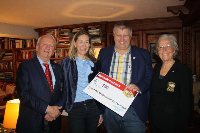 Die Firma Neurauter Frisch spendete der Bruderschaft St. Christoph weitere 1.000 Euro, im Bild von links: Bruderschaftsmeister Adi Werner, Klara Neurauter (Firma Neurauter Frisch), Markus Schweiggl (Einkaufsleitung Neurauter Frisch) und Schatzmeisterin Gerda Werner.
