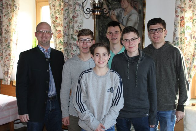 Julian Brunner, hintere Reihe – Jugendgemeinderat Robert Helmreich, David Führer, Patrick Hofbauer, Martin Resch und Thomas Hackl