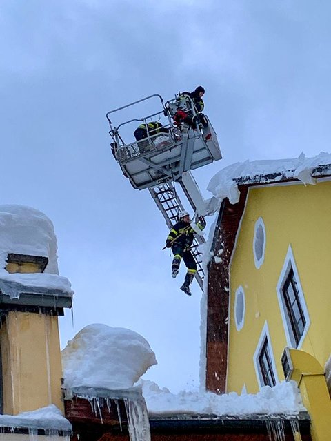 Sicherheit steht an erster Stelle: Die Kameraden wurden bei ihrem Einsatz in Mariazell gut gesichert.