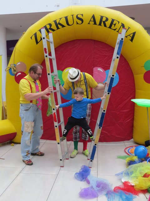 Clown Pedro und Davidoof helfen Rahim bei seinem ersten Zirkuskunststück.