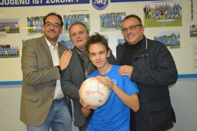 Der jugendliche Weg soll in Oberwart fortgesetzt werden: Sportliche Leiter Michael Benedek (l.), ObmStv. Ludwig Tuba (r.) mit Obmann Präs. Gerhard Horn und einem Nachwuchsspieler.