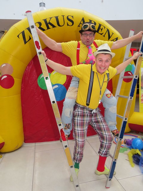 Zirkusdirektor Peter Prohaska (oben) schlüpft beim Mitmach-Zirkus in die Rolle des Clown Pedro und blödelt mit Davidoof.