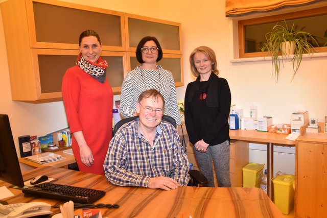 Die Ärzte Ernst Eicher, Berenice Eicher (re.), Claudia Gombotz (Mitte) und Gesundheitskoordinatorin Ruth Ferschli (links) sind überzeugt von dem neuen Modell. | Foto: Martin Wurglits