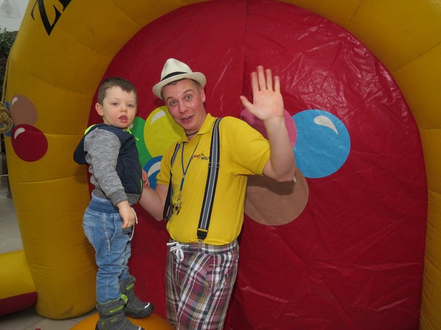 Hoch hinaus will der 2-jährige Julian auf der Laufkugel und wird von Davidoof unterstützt.