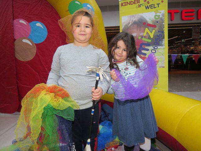 Der fünfjährige Erol und seine vierjährige Esma probieren Jongliertricks mit Tüchern.