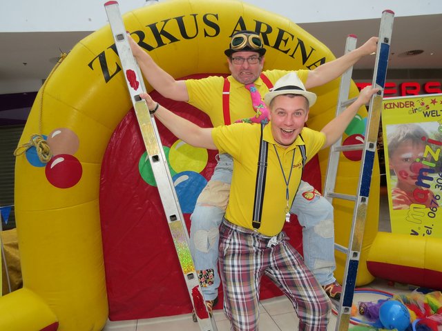 Zirkusdirektor Peter Prohaska (oben) schlüpft beim Mitmach-Zirkus in die Rolle des Clown Pedro und blödelt mit Davidoof.