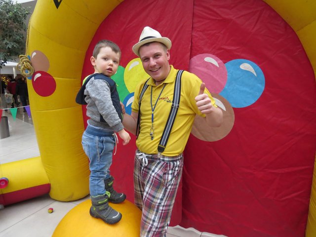 Hoch hinaus will der 2-jährige Julian auf der Laufkugel und wird von Davidoof unterstützt.