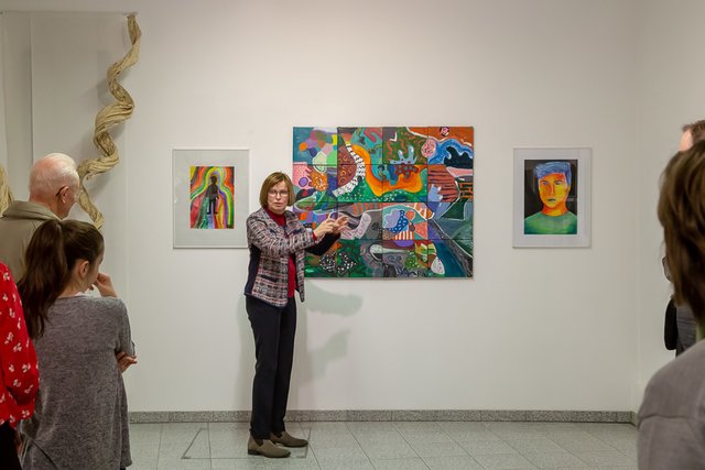 Karin Antoni erklärt die Entstehungsprozesse der Werke