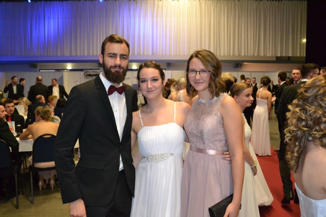 Maturant Matthias Bruna mit Tanzpartnerin Hanna Hirschböck und Isabel Pockreiter.