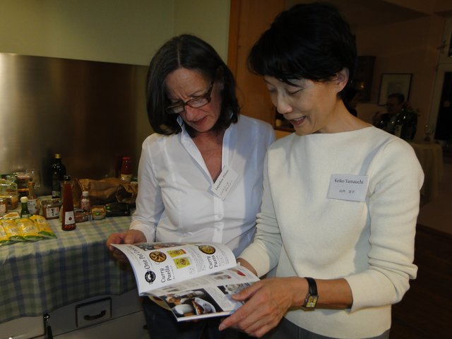 Gustieren im japanischen Produktkatalog: v. l.: Jaqueline Pölzer und Keiko Yamauchi.