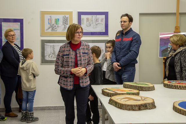 Karin Antoni erklärt die Entstehungsprozesse der Werke