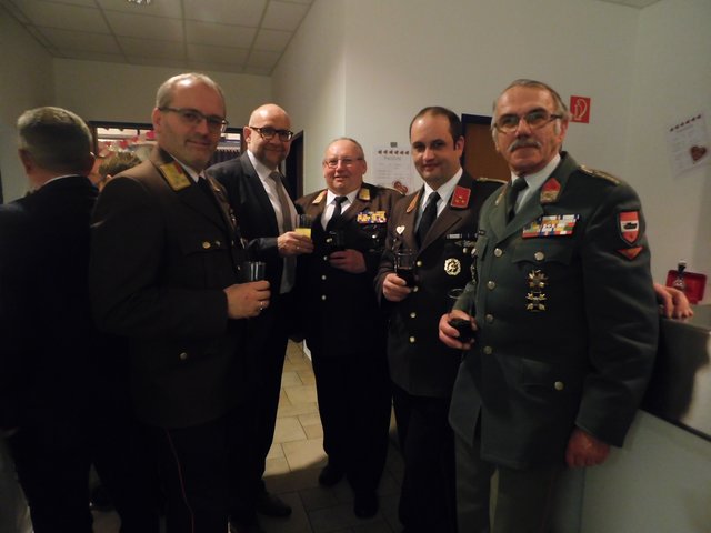 Bürgermeister Roland Datler auf ein Gläschen mit den Kommandanten aus dem Bezirk