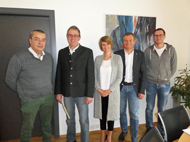v.li.: Konrad Geisler (Bezirkshauptfrau-Stellvertreter Reutte), Vizebürgermeister Harald Kleiner, BH Katharina Rumpf, Bürgermeister von Tannheim Markus Eberle und Gemeinderevisor Christoph Fringer beim Antrittsbesuch in der BH Reutte. | Foto: BH Reutte / Kirchmair