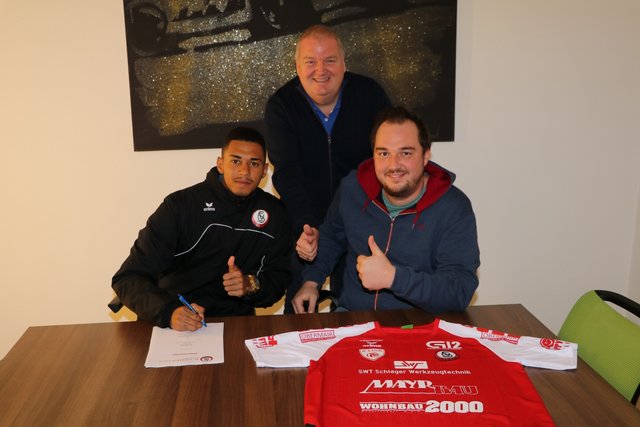 Jackson Kenio (li.) mit Präsident Reinhard Schlager (hinten) und Clubmanager Jürgen Tröscher. | Foto: SKV/Moser