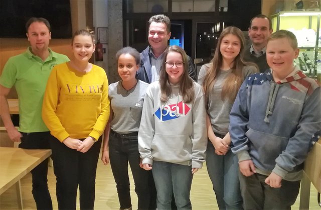 Mit der Jahreshauptversammlung der Ortsmusikkapelle Obertraun konnte 5 Jungmusiker in den Probenbetrieb der Klangkörpers aufgenommen werden – am Foto mit Obmann Peter Perstl, Bürgermeister Egon Höll und Kapellmeister Josef Pühringer. | Foto: Perstl