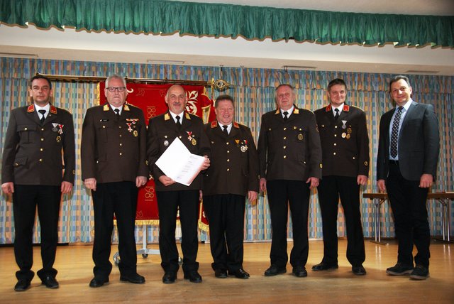 Ehrung: Kdt. Christoph Legenstein, BFK Hermann Wolf, BFK Stv. Hubert Senn, Bgm. Thomas Lutz, AFK Heinz Haim, Kdt. Stv. Markus Nöbl und Vizebgm. Reinhold Siess (v.l.).