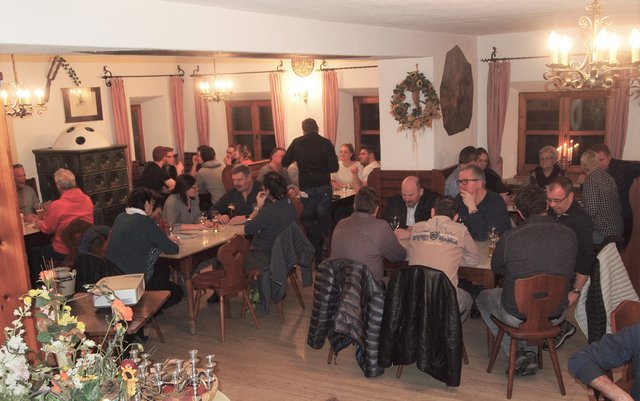 Zahlreiche Niederndorfer informierten sich über die Zukunft "ihres" Postwirts im Dorfzentrum. | Foto: Gde Niederndorf