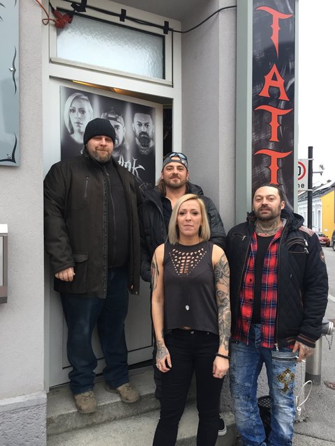 Piercer Stich-Maxi, Chef Oliver
Empfangsdame Petra, Tattoowierer Fredi