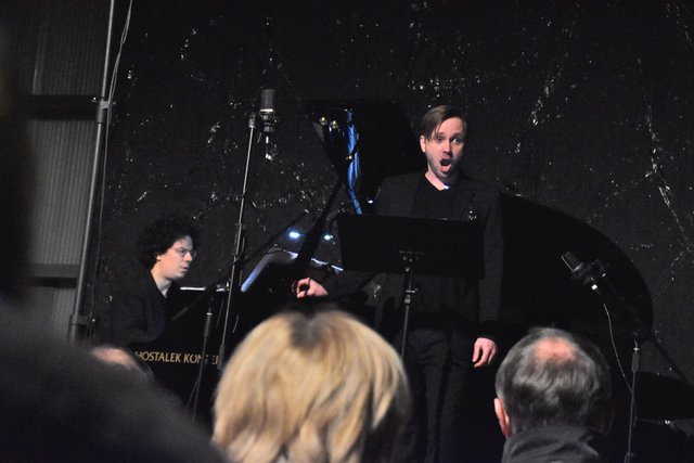 Bariton Rafael Fingerlos wurde am Klavier von Sascha El Mouissi begleitet.