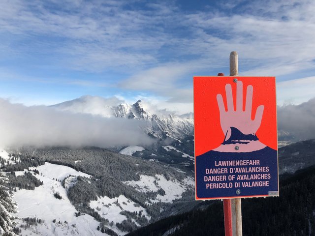 Eine Lawine kann nicht nur das Hab und Gut, sondern auch Menschenleben gefährden.